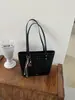 Bolso tote vintage de nicho coreano transfronterizo para mujer, nuevo bolso casual de moda para el día a día con patrón tejido, bolso de hombro para llevar debajo del brazo
