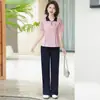 Traje Casual de Verão para Mãe de Meia-Idade, Conjunto de Duas Peças com Lapela Color Block, Novo Estilo Fashion para Mulheres de Meia-Idade e Idosas