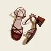 Sandalias de Tacón Grueso de Piel de Cordero para Mujer con Nuevo Estilo Coreano de Verano Pequeñas Frescas y Sencillas de Tira Cruzada Punta Cuadrada Punta Abierta