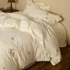Juego de cuatro piezas de gasa doble lavada de algodón, bordado, suave y amigable con la piel, juego de ropa de cama para el hogar de algodón puro para cama matrimonial, con un encanto juvenil