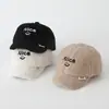 Gorras Infantiles Otoño e Invierno Gorras de Béisbol de Lana de Cordero para Niños Gorras de Viaje para Niñas Bordado Personalizado de Letras Gorras de Béisbol Cálidas Modernas