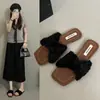 Sandalias de meter esponjosas y elegantes, nueva colección otoño 2026, con un diseño de una sola tira estilo francés, punta cuadrada y forro de felpa, perfectas para que las mujeres las usen al aire libre.