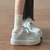 Zapatillas blancas súper populares 2026 para mujer para combinar con faldas, zapatillas de estilo nuevo primavera 2026, mocasines, zapatos de suela gruesa que aumentan la altura