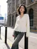 Camisa base con ribete de encaje de lana fina súper bonito, top de moda de alta gama, nuevo estilo, suéter de punto blanco, ropa para mujer