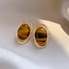 Brincos de agulha de prata com pedra olho de tigre geométrica irregular, brincos estilo Maillard vintage, brincos de nicho com design único para mulheres