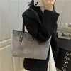 Bolso Tote de Pana de Gran Capacidad 2026 Invierno Nuevo Color Sólido Simple para el Trabajo y el Viaje Cotidiano para Mujer