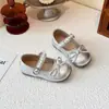 Zapatos Pequeños de Cuero para Niñas 2026 Primavera/Verano Nuevos Zapatos Casuales Versátiles de Moda con Lazo y Perla Suela Suave Zapatos de Princesa
