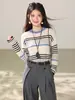 Moda de outono: novas malhas femininas com uma vibe casual, top fino listrado