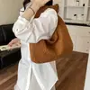 Bolso tote de ante tejido a mano vintage para otoño e invierno, bolso hobo, bolso versátil para el día a día bajo el brazo, bolso de mano para el hombro