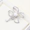 Broche de flor de microcircón con diseño de nube de sol, sencillo, elegante y elegante, chapado en oro, con perla de imitación, antiluz.