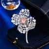 Nuevo broche elegante de flor de cuatro pétalos con diseño de nicho, estilo hueco, de alta gama, con alfiler para abrigo y luz anti-deslizamiento.