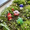 Suministro exclusivo transfronterizo de accesorios de decoración para jardín de micro paisajismo de champiñones de vidrio hecho a mano de Zibo y pequeños adornos, venta al por mayor desde el fabricante
