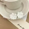 Brincos de Camélia Creme em Prata de Lei S925, Brincos de Flor Branca Frescos e Doces, Brincos Modernos e Elegantes