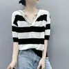 Blusa com Capuz Listrada de Manga Curta, Loose, Modeladora, Color-Blocking, de Malha Fina, Estilosa e Jovem para Mulheres, Nova de Verão