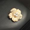 Elegante de Alta Gama Elegante Nicho Pétalos Cepillados Flor de Oro y Plata Broche Flor de Perla Broche Pequeño para Mujer