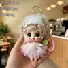 Novo chaveiro de boneca de maquiagem com tema de morango da fábrica original, apresentando um design fofo, cordão de silicone colorido e olhos grandes, perfeito como presente para meninas