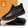 Ya están disponibles los nuevos estilos de invierno de zapatos de algodón para hombre, con forro polar añadido y suelas engrosadas.. Estas botas de nieve sin cordones son perfectas para hombres, ofreciendo comodidad y calidez para conducir y el uso diario, especialmente para personas de mediana edad y mayores.