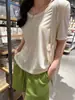 Camiseta feminina estilo Xiaohongshu, novo design verão 2026, corte solto, ombro reto, top de manga curta que afina, com decote U