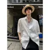 Camisa Blanca Floral Fresca y Sofisticada con Cortes, Manga Corta para Hombre, Top Chic Estilo Vacaciones en la Isla, Camisa de Playa