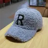Chapéu Estilo Coreano Outono e Inverno Chapéu Casual Casal com Letra R Moda Inverno Feminina Lã de Cordeiro Quente Boné de Beisebol Masculino