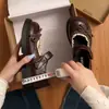 Sapatos femininos versáteis de couro pequenos fáceis de usar para primavera e outono com velcro, marrons para o dia a dia com bico redondo, novo estilo para o trabalho 2026