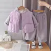 Conjunto de inverno estilo coreano para meninas, forrado com fleece e espessado, novo estilo fashion, colete moderno para meninas pequenas, conjunto de três peças para outono e inverno