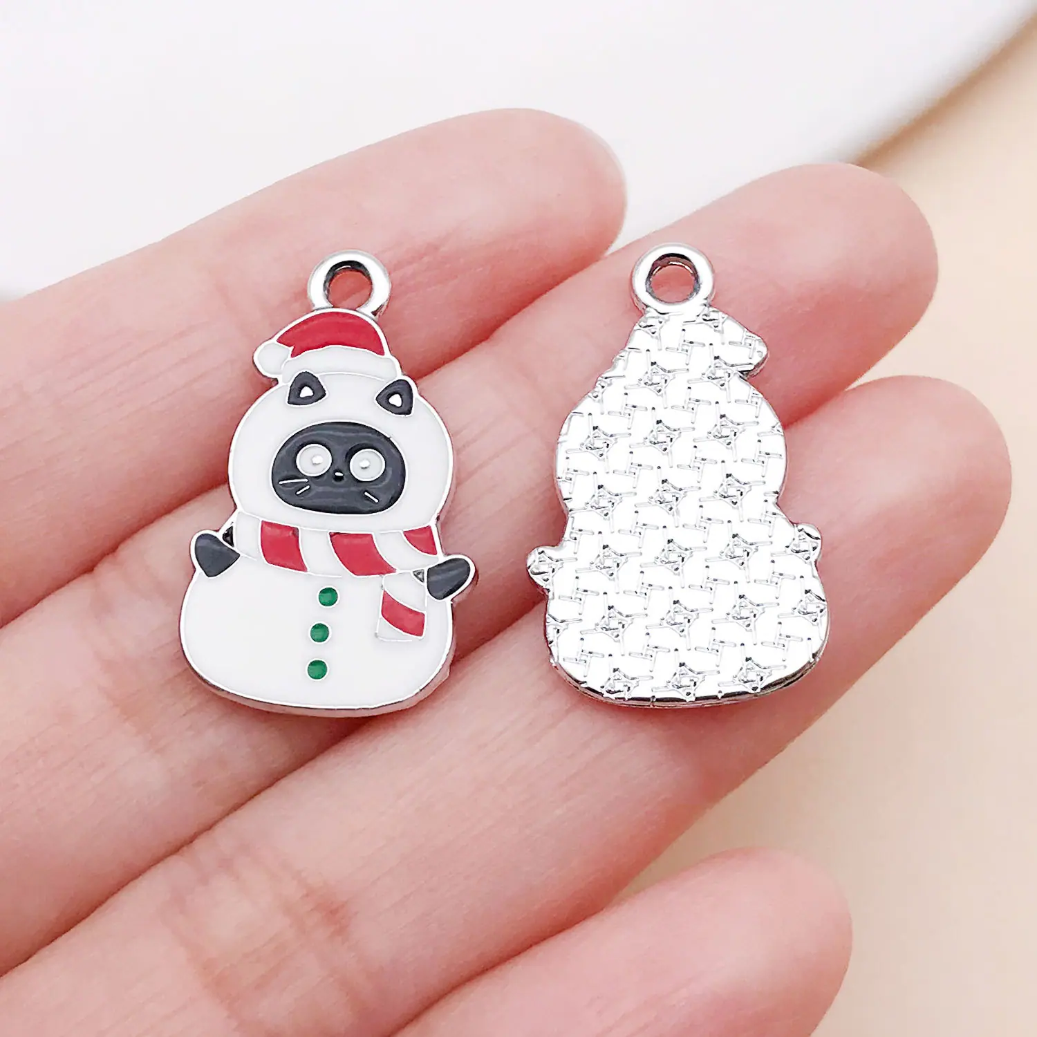 25247-XD-白色滴油锌合金圣诞节雪人猫咪25x15mm