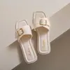Chinelos de Verão Femininos Fashion Versátil para Usar Fora Quadrados com Fivela Base Plana Antiderrapantes Casuais Sapatos de Praia Banheiro Banho