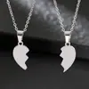 Colar de Aço Titânio para Casal com Coração Dividido e Gravação a Laser, Corrente para Clavícula Estilo Simples e Minimalista, Colar de Amor Unissex