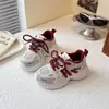 Zapatos de papá para niñas 2026 verano nuevo modelo zapatillas antideslizantes para niños zapatos casuales para niños mayores con parte superior de malla