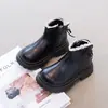 Botas Femininas 2025 Novo Estilo Botas de Cano Curto Botinhas Botas de Couro Moda Outono Bico Redondo Alunos do Ensino Fundamental Sapatos Infantis Versáteis