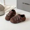 Tênis de treino infantil estilo coreano, novo modelo outono e inverno 2026, bico redondo, sola macia, versátil, com velcro, tênis esportivo casual para meninas