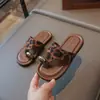 Sandalias deslizantes de moda y con estilo para niñas con estampado de leopardo 2026 Verano Nuevo Anillo Metálico en el Dedo del Pie Sandalias Romanas Versátiles