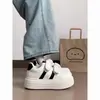 Mocassins com solado grosso e velcro, sapatos femininos de nicho estilo coreano, novo modelo 2026 para férias de verão e outono, tênis versáteis de solado grosso, sapatos brancos