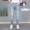 Jeans Masculino Novo Primavera/Verão, Marca da Moda, Embelezado com Apliques Termocolantes e Strass, Estilo Europeu, Corte Slim, Azul Claro, Calça Masculina, Atacado