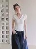 Top feminino de verão curto, fino e justo, estilo francês, com decote V, mangas curtas e cordão, com pequenas mangas bufantes