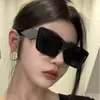 Nuevas Gafas de Sol Pequeñas Cuadradas con Montura Grande Europea y Americana que Muestran el Rostro para Mujer con Novedoso Diseño de Varilla de Rombo, Protección Solar Retro y de Alta Gama