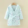 Roupão de flanela estampado infantil para meninos e meninas com capuz, roupa de casa, pijama infantil de outono e inverno, toalha de banho quente, vestuário infantil
