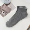 Calcetines Zhuji para Hombre de Primavera y Verano Cortos Rayados Color Sólido Versátiles Antideslizantes Deportivos Casual de Algodón Transfronterizos