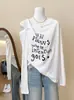 Ropa de Mujer de Alta Gama de las Trece Líneas de Guangzhou: Elegante Camiseta de Manga Larga con Estampado de Letras de un Solo Hombro para Otoño