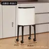 Lixeira estética de alta qualidade com rodas e tampa de pressão, adequada para uso doméstico, pode ser movida para espaços estreitos, ideal para sala de estar e cozinha, feita de plástico de luxo leve