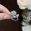 Anillo de Dedo Índice Flor de Camelia Bai Ling para Mujer, Incrustado de Diamantes, Lujo Ligero, Diseño de Nicho, Anillo Abierto, Moderno, Único, Joyería de Alta Gama