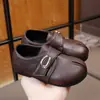 Otoño 2026 Nuevo Estilo Coreano de Moda Versátil Suela Suave Antideslizante Velcro Casual Color Sólido Zapatos Pequeños de Piel para Niños y Niñas