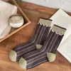 26 Calcetines de Otoño/Invierno estilo coreano, atmosféricos, con borde de volantes, de longitud media hasta la pantorrilla para mujer, con rayas verticales, bloques de color texturizados y un diseño versátil