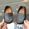 Zapatos de piel para niños 2026 suela blanda slip-on zapatos tipo mocasín para niños estilo coreano para niños pequeños y medianos, zapatos casuales para interiores