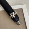 Anel aberto requintado, de nicho, sofisticado, com uma vibe minimalista, anel compacto e elegante para o dedo indicador, joia feminina simples e estilosa
