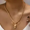 Un colgante único con un diseño geométrico de cabeza de toro animal, un collar de calle simple y elegante para mujer