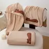 Juego de toallas de baño bordadas para animales pequeños al por mayor, incluye toallas faciales y toallas de baño para adultos y niños, suaves y absorbentes, con una gorra para secar el cabello para mujer