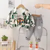 Traje de Otoño de Tres Piezas para Bebé Fabricante Mayorista Chaqueta con Estampado Completo de Letras Inglesas para Niños Chaqueta de Manga Larga Pantalones Cómodos