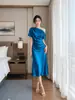 Vestido de acetato de alta gama estilo francés de un solo hombro con cintura estilizada, caída elegante y vibra de socialité.